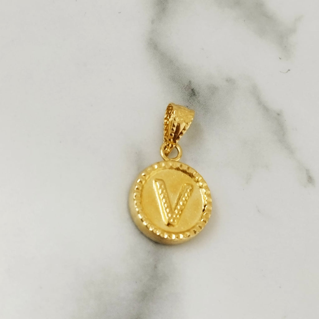 Dije Letra V Diamantada 1.5cm / 0.58/gr ID: 3075