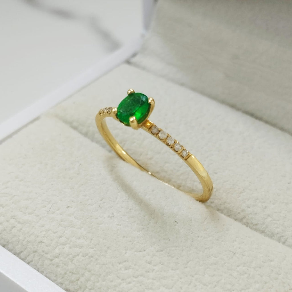 Anillo Esmeralda ovalado 4.6mm 0.30 cts con 10 diamantes 1.3mm 1.33/gr Oro Amarillo Talla 6 1/2 ID: 3159