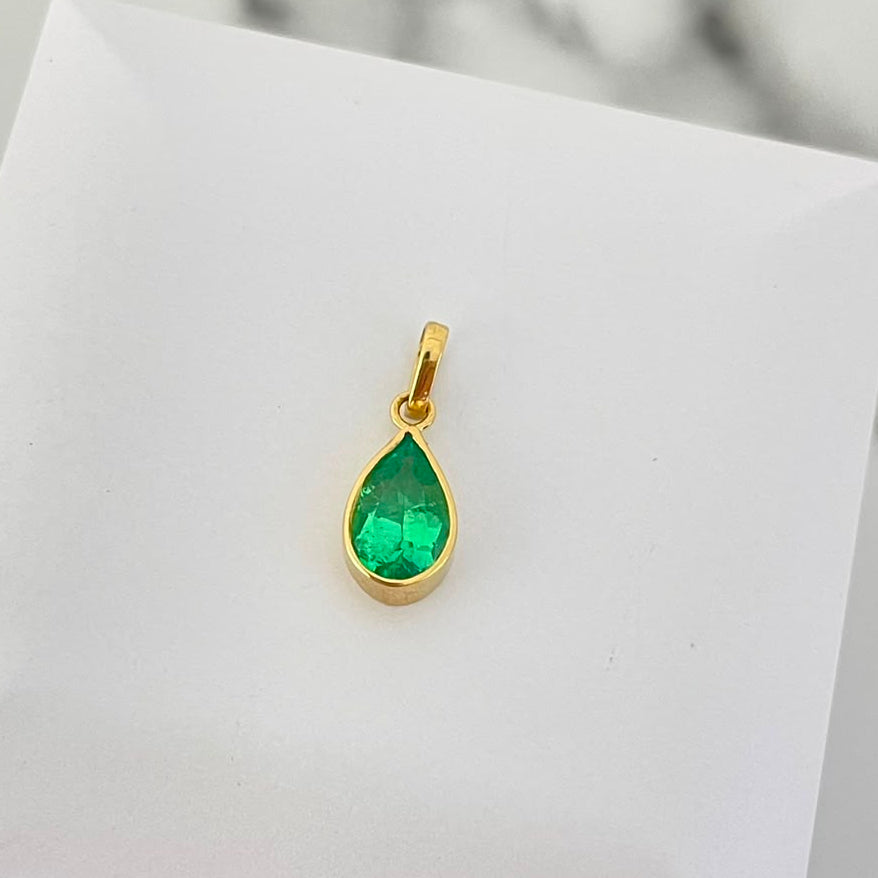 Dije Gota Con Esmeralda 1.190ct 1.8cm 1.05gr ID: 1018